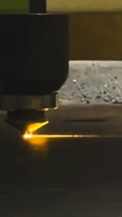 Kılıç Lazer sac lazer kesim tezgâhında lazer kesim